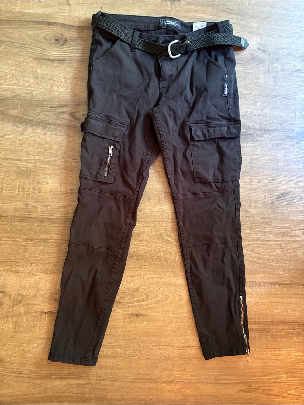 🍃3/$30 Women’s Silver Jeans Black Cargo Utility Pants with Belt